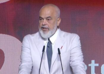 Ceremonia e Mirënjohjes Kombëtare/ Rama: Komisar Agim Troci u dergj në shtrat, veprimi heroik mund ta kishte ndarë përgjithmonë nga familja
