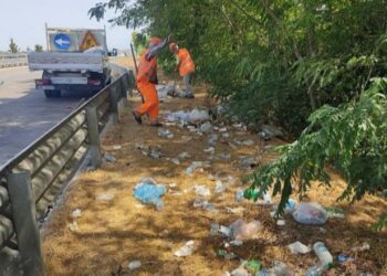 Rrugët jo më ‘kazanë’, gjobë kush hedh mbeturina në akse! Për identifikimin e ndotësve do përdoren kamerat e trafikut