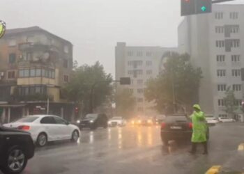 Stuhia/ Policia apel drejtuesve dhe këmbësorëve: Respektoni udhëzimet! Ka prezencë uji në disa akse, inerte dhe pemë të thyera