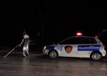 Aksident tragjik në Peqin, makina del nga rruga, humbin jetën dy të rinj