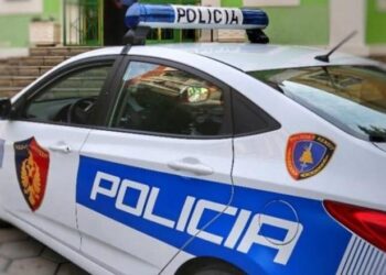 Hodhi lëndë piroteknike gjatë ndeshjes ‘Bylis-Flamurtari’, nisin hetimet për të riun nga Vlora