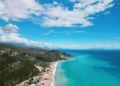 “Mirror”: Zbuloni Rivierën Shqiptare – nga hotelet luksoze buzë detit deri te gjiret e izoluara