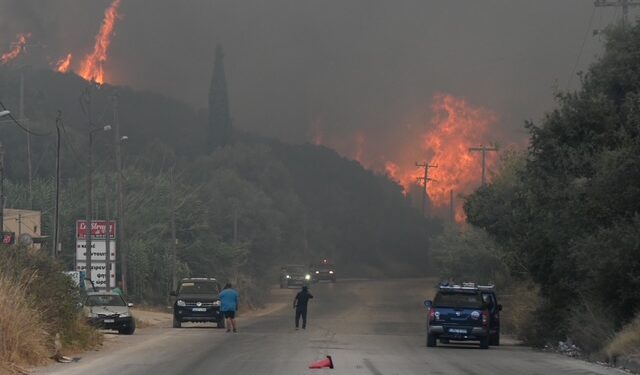 Πυρκαγιά στην Βιομηχανική Περιοχή της Πάτρας, την  Τρίτη  12 Αυγούστου 2025. Ισχυροί άνεμοι με ριπές 9 μποφόρ πνέουν στην Αχαΐα, όπου οι πυροσβεστικές δυνάμεις δίνουν τιτάνια μάχη για να προστατεύσουν περιουσίες και να θέσουν υπό έλεγχο τις πυρκαγιές. Σύμφωνα με πηγές του Υπουργείου Κλιματικής Κρίσης και Πολιτικής Προστασίας, είχαμε συνολικά μέχρι τώρα τρεις πυρκαγιές. Η πρώτη και κύρια πυρκαγιά εκδηλώθηκε στην περιοχή Ίσωμα, κοντά στη Βιομηχανική Περιοχή. Είναι σε πλήρη εξέλιξη και για την κατάσβεση της επιχειρούν συνολικά 20 εναέρια μέσα που εναλλάσσονται, εκ των οποίων ένα ελικόπτερο είναι για τον συντονισμό τους. Η φωτιά κινείται προς Κάτω Αλισσό. Η δεύτερη πυρκαγιά είναι στην περιοχή Γλαύκος, η οποία, σύμφωνα με τις ίδιες πηγές, έχει ελεγχθεί. Η τρίτη είναι στην περιοχή Πλατάνι και είναι σε εξέλιξη πλησίον κατοικημένης περιοχής. Εκτός από τα επίγεια μέσα για την κατάσβεση της επιχειρούν και δύο αεροσκάφη καναντέρ. ΑΠΕ ΜΠΕ/ΑΠΕ ΜΠΕ/ΓΙΩΤΑ ΛΟΤΣΑΡΗ