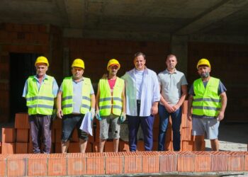 Nënkryetari i bashkisë Tiranë, Sulaj inspekton ndërtimin e shkollës së re në Bërzhitë: Gati për të mirëpritur mbi 180 nxënës të zonës vitin e ardhshëm