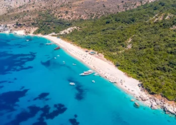 “The Sun”: Turistët britanikë i drejtohen Rivierës Shqiptare, shtohen fluturimet javore
