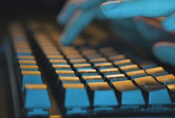 “Rrjet” mashtruesish në Tiranë, po kërkohen 108 persona për krime kibernetike