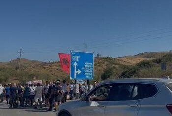 “Duam rrugë”, banorët e disa fshatrave të Selenicës ngrihen në protestë