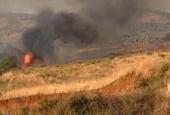 Zjarr i madh në Zharrëz të Fierit, rrezikohen puset e naftës