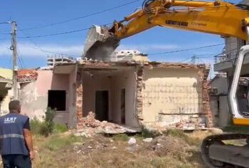 IKMT vijon aksionin e prishjeve pranë Portit të Vlorës, banorët kundërshtojnë vlerat e dëmshpërblimit