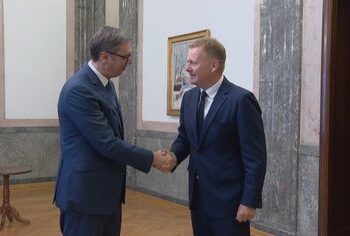 Emisari i BE vizitë në Beograd, Vuçiç: Asociacioni të jetë detyrim për vazhdimin e dialogut