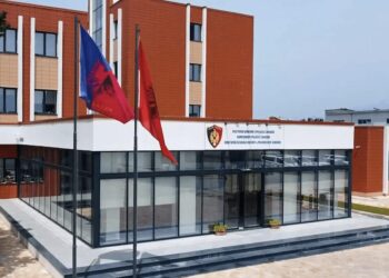 Ndihmonte emigrantët nga vendet e treta për të kaluar kufirin, arrestohet 28-vjeçari! I riu i merrte nga 600 euro secilit