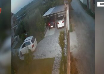 Qëlloi me armë drejt banesës së komshiut pas një konflikti, arrestohet 18-vjeçari me precedent kriminal në Krujë