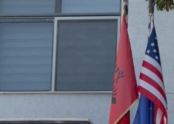 Kërcënoi me armë nënë e bijë, punonjëse në hotelin e tij, Gjykata e Vlorës jep vendimin për 23-vjeçarin