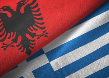 Ambasada e Greqisë: Jemi pranë popullit shqiptar, bashkë në shuarjen e zjarreve!