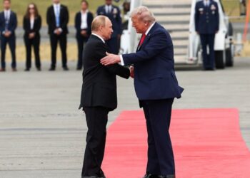 Mesazhi i ‘koduar’ dha gjuha e trupit mes Trump dhe Putinit gjatë takimit të parë?!