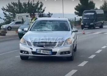 VIDEO / E rëndë në Pogradec, ‘Benzi’ godet të moshuarën dhe një vajzë të vogël, po kalonin rrugën