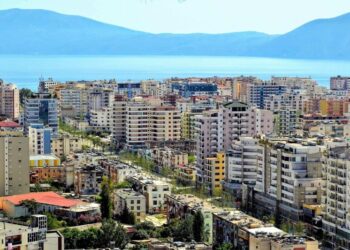 Fluks turistësh në Vlorë, 1,400 pasagjerë dhe 376 automjete mbërrijnë nga Brindisi