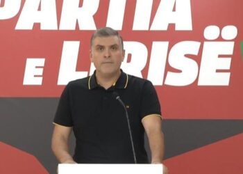 Video/ “Më falni, telefoni”, Blushi lë në mes konferencën për shtyp për të hequr orën nga dora
