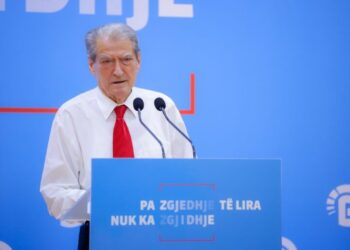 Berisha “shfrenon fantazinë”: Ministri i Jashtëm kërcënon vëzhguesit ndërkombëtarë që të ndryshojnë raportin