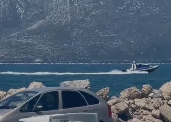 Dyshohet se ka rënë nga trageti i linjës Greqi-Itali, vijojnë patrullimet në det nga autoritetet shqiptare për të gjetur pasagjerin