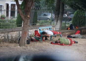 Qyteti i Delvinës shpëton nga djegia, 10 banorë dhe 4 ushtarë marrin ndihmë mjekësore