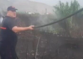 Stuhia këput kabllot elektrike, zjarr në zonën përreth Bazës Ajrore të NATO-s në Kuçovë