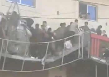 “Luftë” për një pako ushqime, ballkoni shembet dhe zë poshtë turmat e palestinezëve