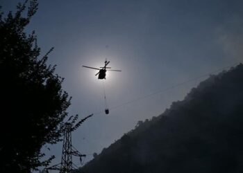 Pesë helikopterë për një Shqipëri në flakë