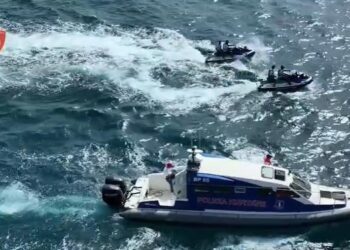 Shkoi për të shpëtuar turistin në det, “jet ski” i Policisë përplaset me një tjetër mjet lundrues