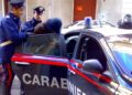 I theu hundën të dashurës me bishtin e fshesës, arrestohet shqiptari në Itali
