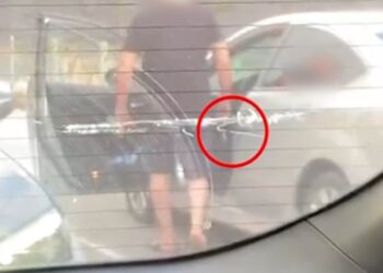 Nxori pistoletën në mes të rrugës dhe kërcënoi një person, në pranga 27-vjeçari dhe i vëllai