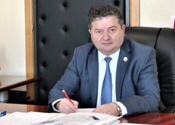 Abuzoi me fondet dhe punësoi familjarët, shkon në gjykim ish-kreu i urdhrit të stomatologut