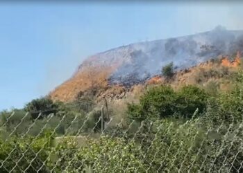 Vdes i moshuari që nisi valën e zjarreve në Gramsh! Tani flakët rrezikojnë tre fshatra!