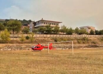 Helikopterët e Emergjencave Civile zbresin në stadiumin e Gramshit, presin të plagosurit