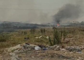 Zjarri përfshin ish-fushën e mbetjeve në Lushnje, në kërkim autori i zjarrvënies