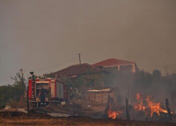 Shqipëria në luftë me flakët, bilanci: 29 vatra zjarri ende aktive, mbi 1100 forca në terren