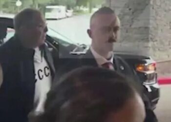 VIDEO / Lavrov provokon amerikanët, zbret në Alaska me bluzën e Bashkimit Sovjetik