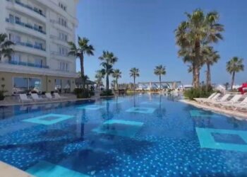 Shkak edhe informaliteti, vetëm 1 në 4 turistë që vijnë në Shqipëri flenë