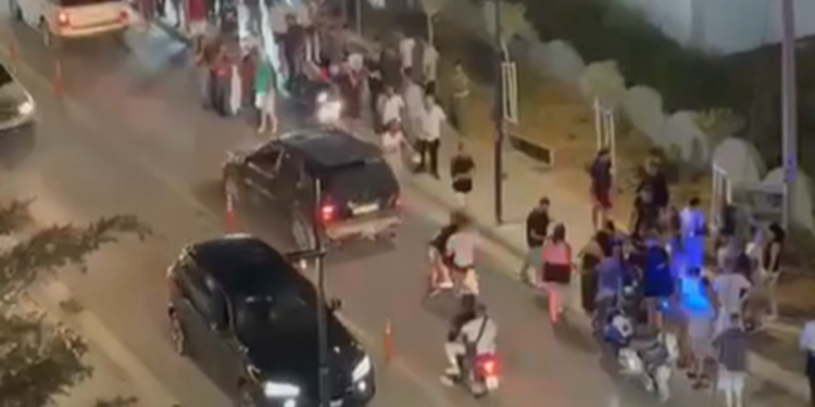 Aksident me tre të plagosur në Ksamil, turku me motor përplas italianin në trotuar