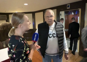 Shkoi në Alaskë me bluzën e Bashkimit Sovjetik, Lavrov: Rubios i pëlqeu, më komplimentoi