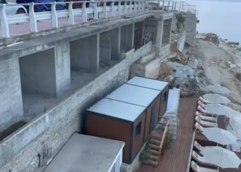 IKMT zbarkon sërish në Vlorë, pritet shembja e një objekti te ‘Kalaja’