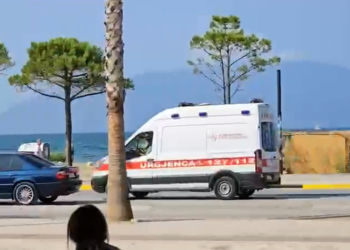 Rrezikon të mbytet në det një vajzë në Vlorë, dërgohet me urgjencë në spital