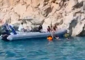Mbeti i bllokuar në mes të detit, shpëtohet turist francez pranë Gjipesë