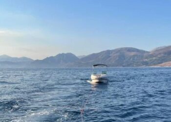 Skafi pësoi defekt në motor, Policia u vjen në ndihmë turistëve në Gjirin e Kakomesë