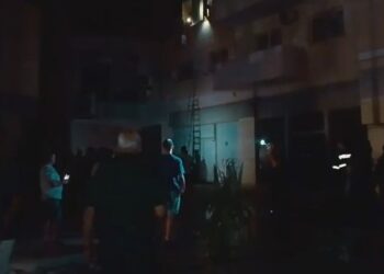 Merr flakë pallati në Lushnjë, një grua e asfiksuar. Të bllokuar disa banorë në katet e fundit