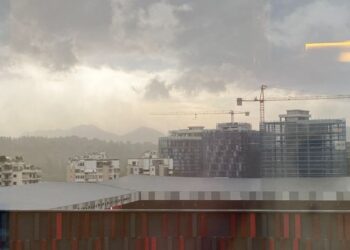 Moti i keq në vend/ Stuhia ‘paralizon’ Tiranën dhe Durrësin, pemët bien mbi automjetet për shkak të erës së fortë