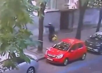 Ja momenti i vrasjes së politikanit ukrainas, “korrieri” i veshur me të zeza e qëllon në mes të qytetit (VIDEO)