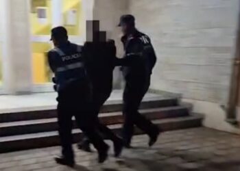Thyen arrestin dhe përndjek e nxit të miturin të përdorë drogë, arrestohet 26-vjeçari