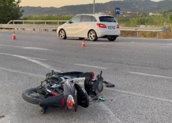 Aksident në rrugën Levan-Tepelenë, makina përplaset me motorin, një i plagosur përfundon në spital