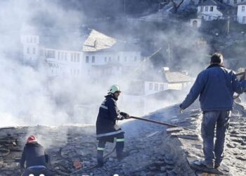 Zjarr gjatë natës në Dunavat të Gjirokastrës, flakët rrezikojnë banesat